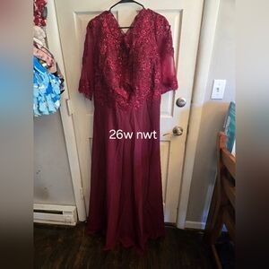 Elegant Burgundy Lace Evening Gown